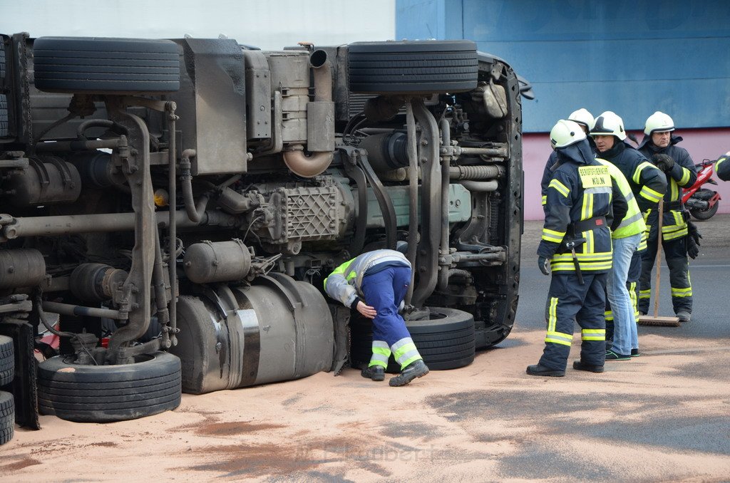 LKW umgestuerzt Niehler Hafen P066.JPG